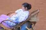 老公公背媳妇