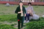 吴文正座银安泪流不断