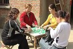 两个儿媳揍公公 下集